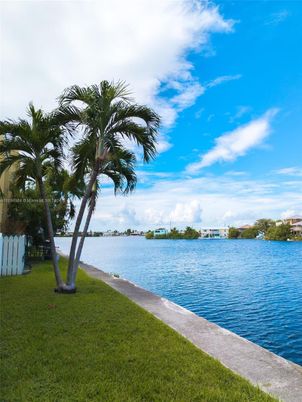 Exterior, Lake