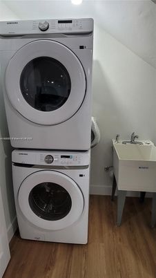 Interior, Utility Closets, Washer, Wood Texture Flooring
