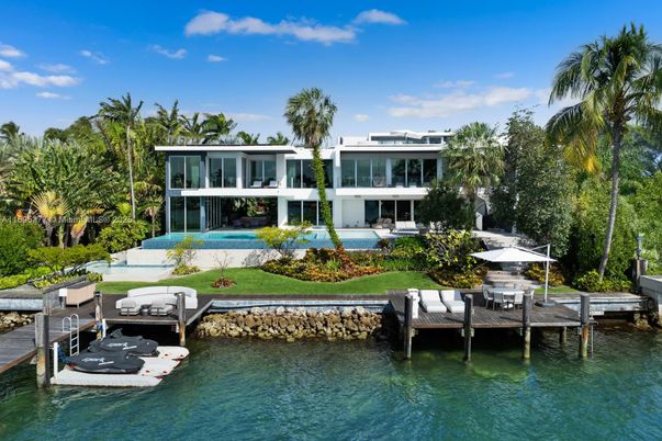 Exterior, Lake