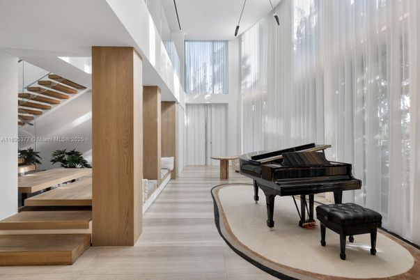 Interior, Piano