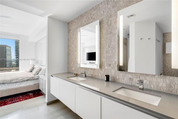 Bathroom, Bedroom, Dual Sink Vanities, Interior