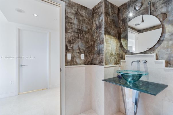 Bathroom, Interior, Recessed Lighting