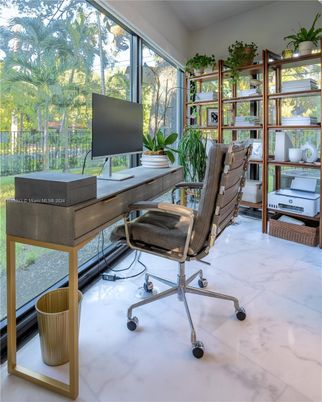 Home Office, Interior