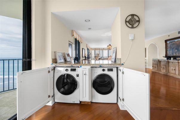 Interior, Recessed Lighting, Washer, Wood Texture Flooring