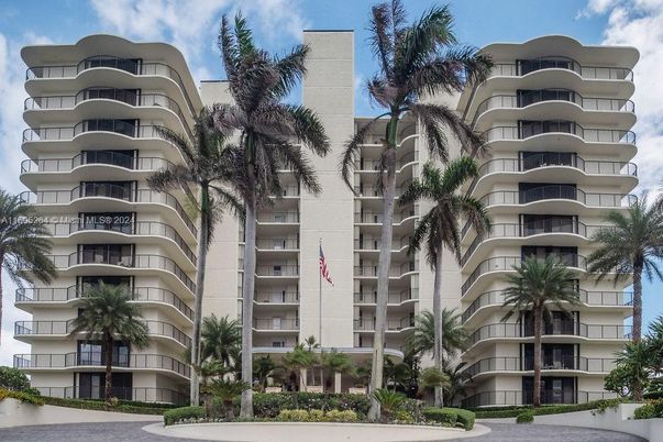 Exterior, Facade, Condo Building