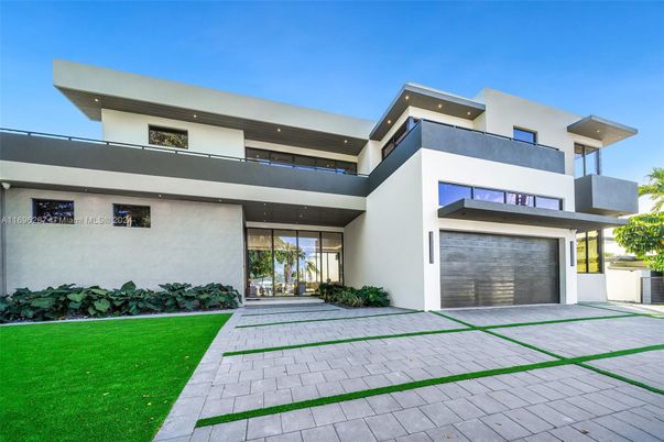 Attached, Exterior, Facade, Modern