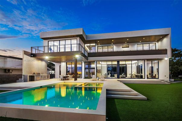 Backyard, Exterior, Facade, Pool, Modern