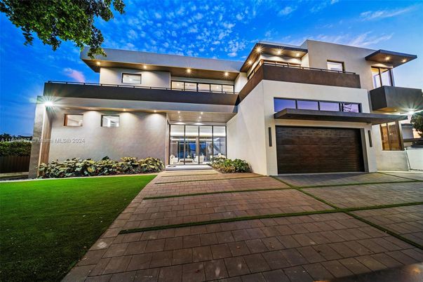 Attached, Exterior, Facade, Modern