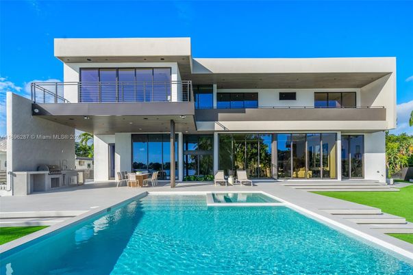 Exterior, Facade, Pool, Modern