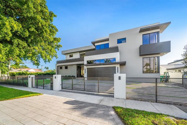 Backyard, Exterior, Facade, Modern