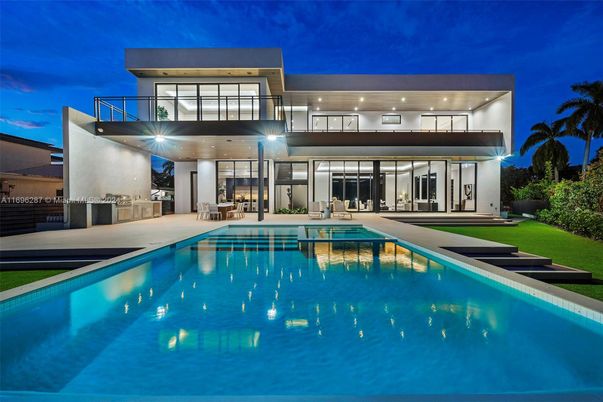 Exterior, Facade, Pool, Modern