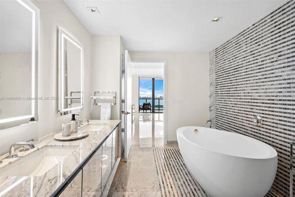 Bathroom, Dual Sink Vanities, Free Standing Baths, Interior, Recessed Lighting
