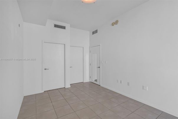 Empty room, Interior