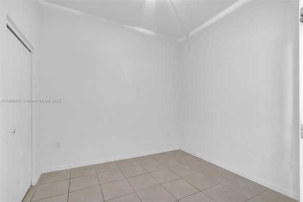 Empty room, Interior