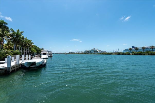 Exterior, Lake