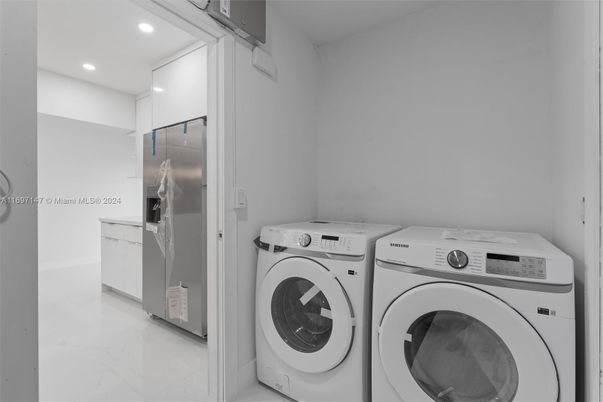Interior, Marble, Recessed Lighting, Washer