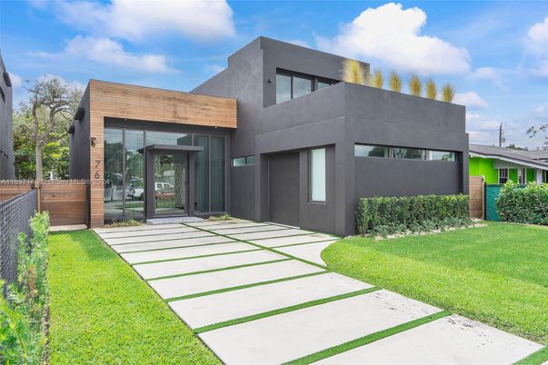 Backyard, Exterior, Facade, Modern