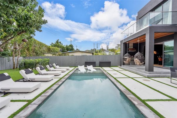Exterior, Pool