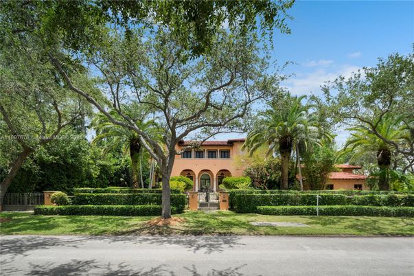 Exterior, Facade, Mediterranean