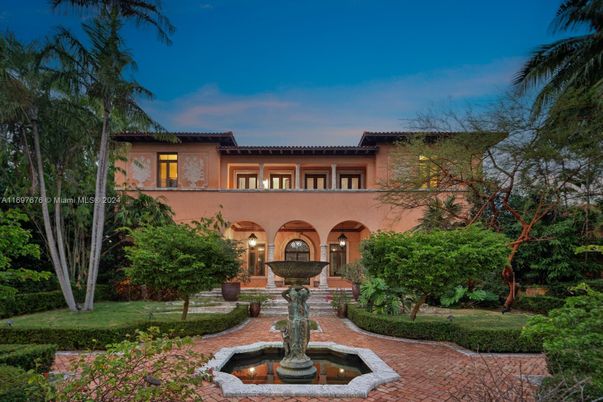 Exterior, Facade, Mediterranean
