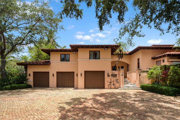 Attached, Exterior, Facade, Mediterranean
