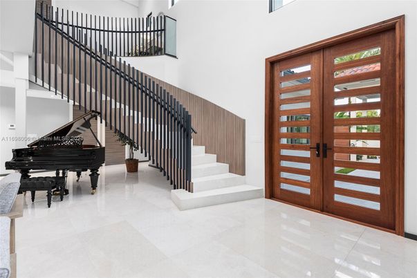 Interior, Piano