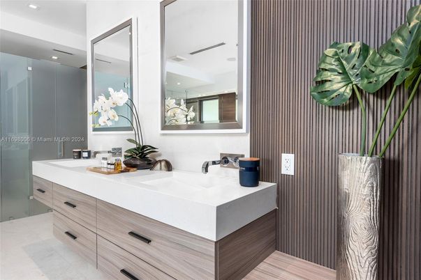 Bathroom, Dual Sink Vanities, Interior, Recessed Lighting