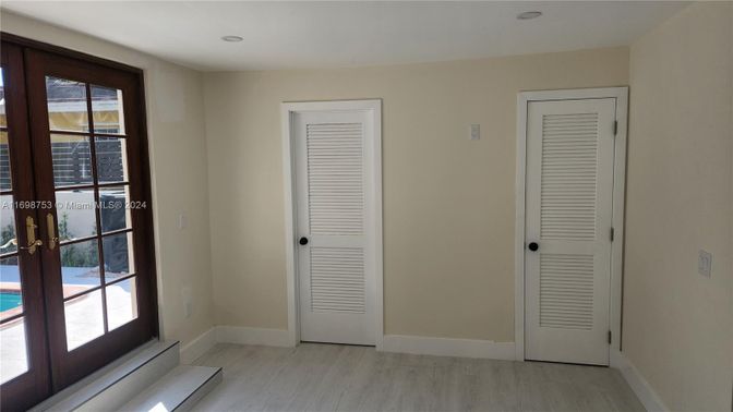 Empty room, Interior