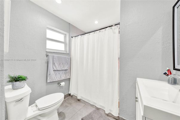 Bathroom, Interior, Recessed Lighting