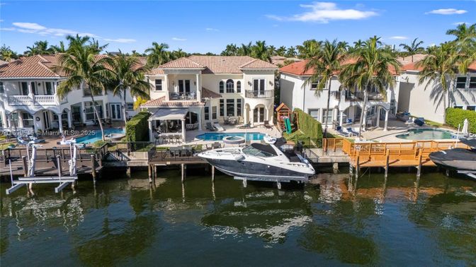 Exterior, Lake
