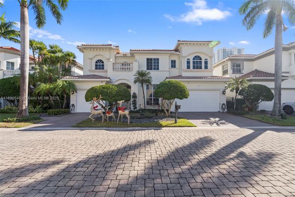 Attached, Exterior, Facade, Mediterranean