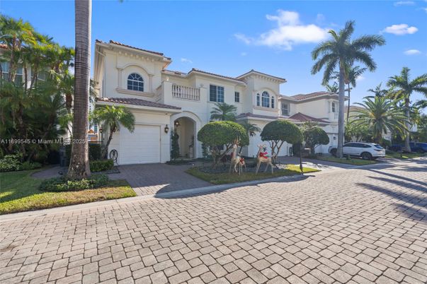 Attached, Exterior, Facade, Mediterranean