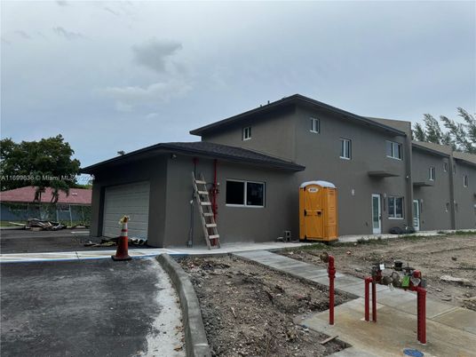 Attached, Exterior, Facade, Modern