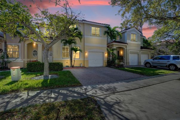 Attached, Exterior, Facade, Mediterranean