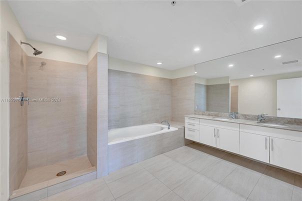 Bathroom, Dual Sink Vanities, Interior, Recessed Lighting