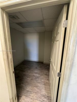 Empty room, Interior