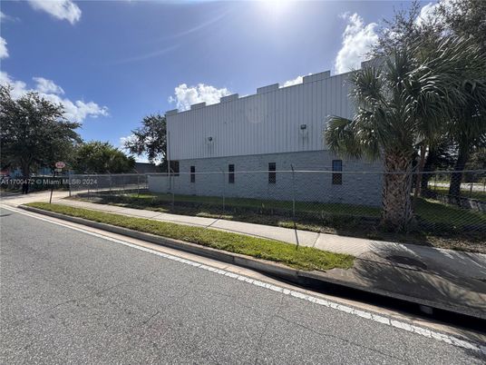 Exterior, Facade, Modern