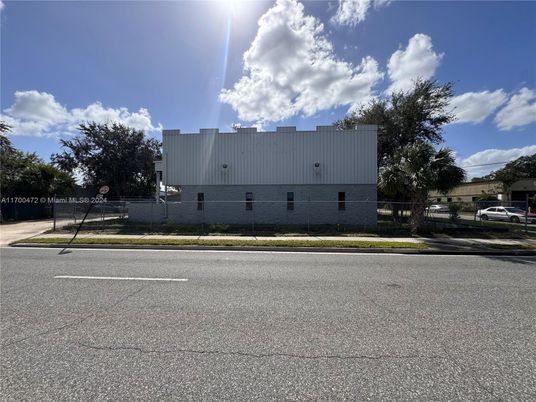 Exterior, Facade, Modern