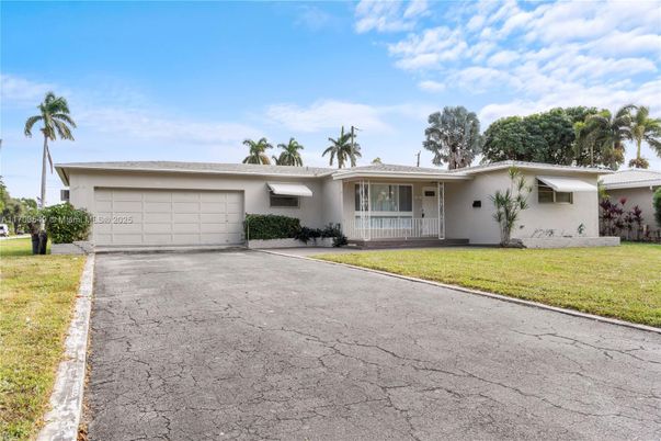 Attached, Exterior, Facade, Ranch