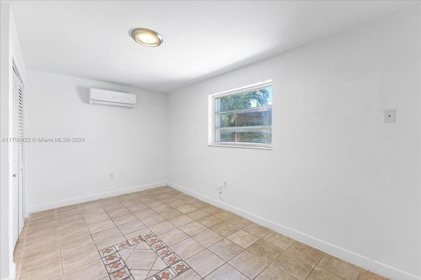Empty room, Interior
