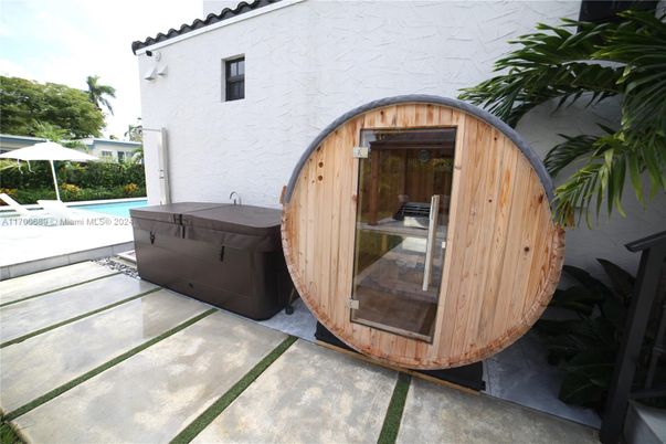 Exterior, Pool