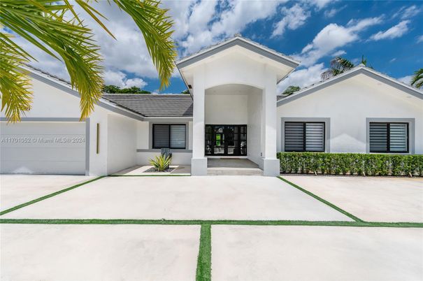 Attached, Exterior, Facade, Ranch