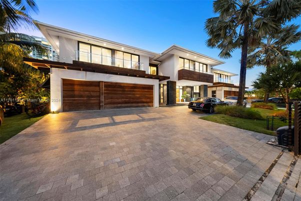 Attached, Exterior, Facade, Modern