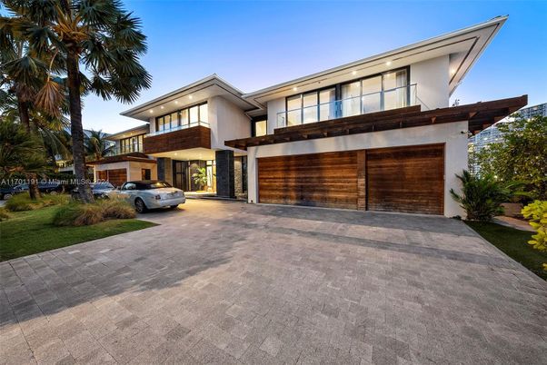 Attached, Exterior, Facade, Modern
