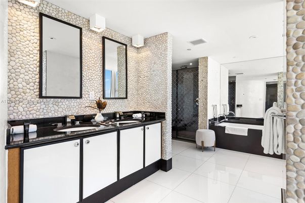 Bathroom, Dual Sink Vanities, Interior, Recessed Lighting