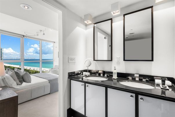 Bathroom, Dual Sink Vanities, Interior, Recessed Lighting, Water