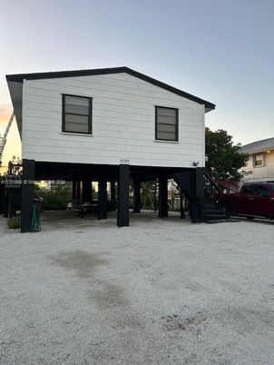 Exterior, Facade, Raised Ranch