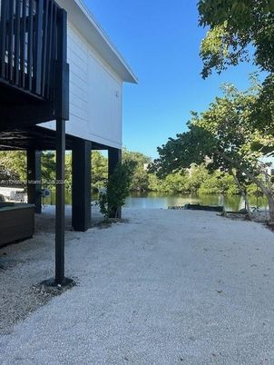 Exterior, Lake