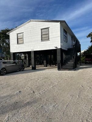 Exterior, Facade, Raised Ranch