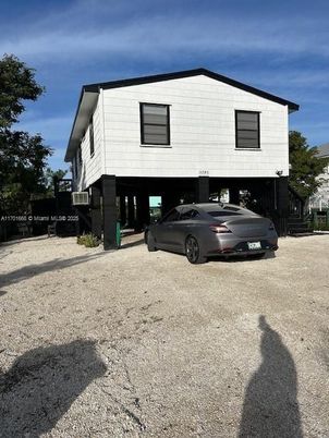 Exterior, Facade, Raised Ranch